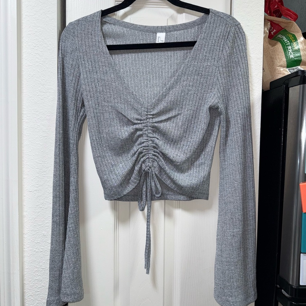 ✨ Gray Ribbed Ruched Front Long Sleeve Crop Top – Size L (New)